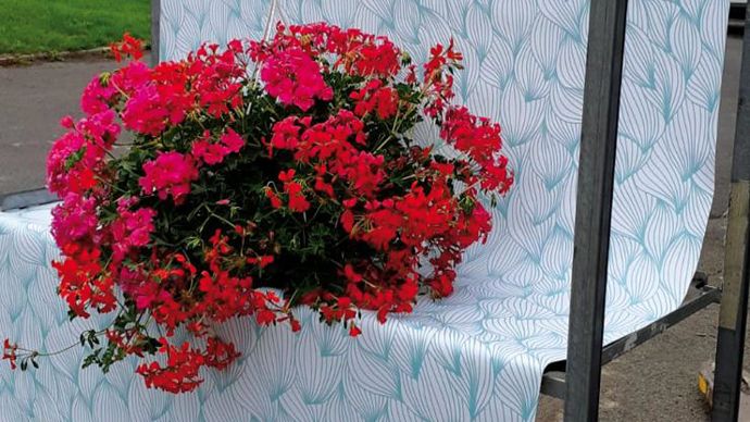 La hauteur est réglable (avec un étage). Un fourreau soudé en haut permet de glisser une barre (non fournie) pour positionner la bâche en haut du roll ou dans les trous des étagères. ©S.Morard